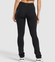 Cargar imagen en el visor de la galería, Gymshark rest day boot cut leggings