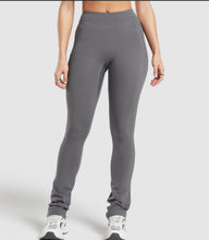 Cargar imagen en el visor de la galería, Gymshark rest day boot cut leggings