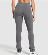 Cargar imagen en el visor de la galería, Gymshark rest day boot cut leggings