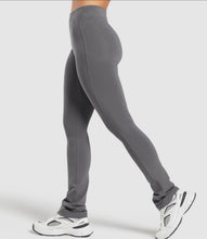 Cargar imagen en el visor de la galería, Gymshark rest day boot cut leggings