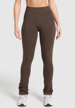 Cargar imagen en el visor de la galería, Gymshark rest day boot cut leggings
