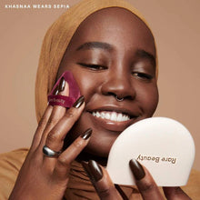 Cargar imagen en el visor de la galería, Rare Beauty Soft Touch Setting Powder and Baking Puff Duo