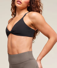 Cargar imagen en el visor de la galería, Gymshark Twist Front Bralette Sport Bra
