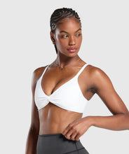 Cargar imagen en el visor de la galería, Gymshark Twist Front Bralette Sport Bra