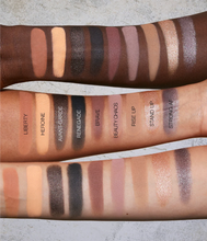 Cargar imagen en el visor de la galería, Huda Beauty Pretty Grunge Eyeshadow Palette Paleta de sombras