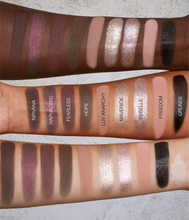 Cargar imagen en el visor de la galería, Huda Beauty Pretty Grunge Eyeshadow Palette Paleta de sombras