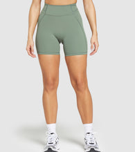 Cargar imagen en el visor de la galería, Gymshark stitch feature shorts
