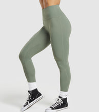 Cargar imagen en el visor de la galería, Gymshark legacy regular leggings unit  green
