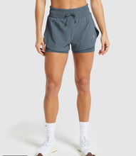 Cargar imagen en el visor de la galería, Gymshark running 2 in 1 short
