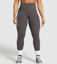 Cargar imagen en el visor de la galería, Gymshark legacy regular leggings greyed purple
