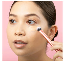 Cargar imagen en el visor de la galería, Real Techniques 210 Expert Concealer Brush
