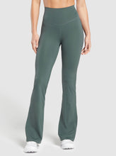 Cargar imagen en el visor de la galería, Gymshark Elevate Flared Leggings 2.0
