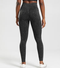 Cargar imagen en el visor de la galería, Gymshark Adapt animal seamless Leggings urban grey black
