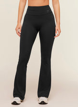 Cargar imagen en el visor de la galería, Gymshark crossover back flared leggings size S
