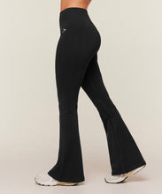 Cargar imagen en el visor de la galería, Gymshark Everyday seamless light hold flared leggings

