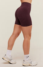Cargar imagen en el visor de la galería, Gymshark Adapt animal seamless short cherry purple
