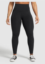 Cargar imagen en el visor de la galería, Gymshark Legacy short leggings black
