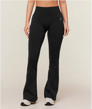 Cargar imagen en el visor de la galería, Gymshark Everyday seamless light hold flared leggings
