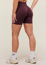 Cargar imagen en el visor de la galería, Gymshark Adapt animal seamless short cherry purple
