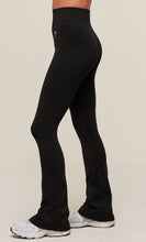 Cargar imagen en el visor de la galería, Gymshark vital sculpt seamless flared leggings
