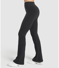 Cargar imagen en el visor de la galería, Gymshark luxe seamless flare leggings
