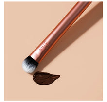 Cargar imagen en el visor de la galería, Real Techniques 210 Expert Concealer Brush
