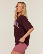 Cargar imagen en el visor de la galería, Gymshark collegiate graphic t-shirt
