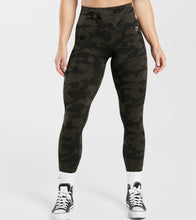 Cargar imagen en el visor de la galería, Gymshark adapt camo seamless ribbed leggings black/ camo brown
