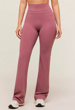 Cargar imagen en el visor de la galería, Gymshark Whitney Flared Leggings
