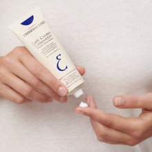 Cargar imagen en el visor de la galería, Embryolisse Crema Hidratante Concentrada
