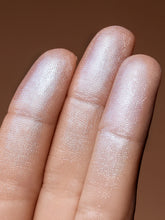 Cargar imagen en el visor de la galería, Beauty Creations Flawless Stay Shimmer Veil Iluminador en polvo
