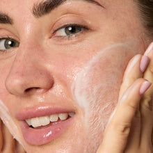 Cargar imagen en el visor de la galería, Good Molecules Soothing Azelaic Acid Cleanser Limpiador con Ácido Azelaico
