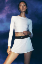 Cargar imagen en el visor de la galería, Alo yoga Match Point Tennis Skirt color blanco
