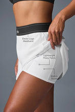 Cargar imagen en el visor de la galería, Alo yoga Match Point Tennis Skirt color blanco
