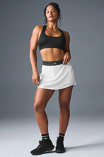 Cargar imagen en el visor de la galería, Alo yoga Match Point Tennis Skirt color blanco
