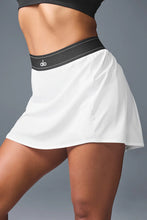 Cargar imagen en el visor de la galería, Alo yoga Match Point Tennis Skirt color blanco
