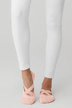 Cargar imagen en el visor de la galería, Alo Women’s Pivot Barre Sock Calcetín antideslizante Pivot
