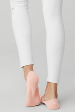 Cargar imagen en el visor de la galería, Alo Women’s Pivot Barre Sock Calcetín antideslizante Pivot
