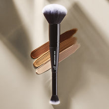 Cargar imagen en el visor de la galería, Elf Concealer &amp; Foundation Complexion Duo Brush brocha
