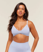 Cargar imagen en el visor de la galería, Gymshark Soft Sculpt V-Neck Sport Bra
