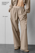 Cargar imagen en el visor de la galería, Alo Yoga Suit Up Trouser (Gravel)
