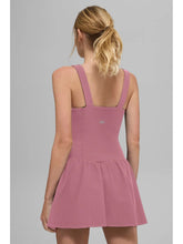 Cargar imagen en el visor de la galería, Alo yoga alosfot break point tennis dress pink wild rose
