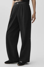 Cargar imagen en el visor de la galería, Alo yoga Suit Up Trouser black
