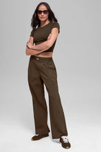 Cargar imagen en el visor de la galería, Alo yoga Suit Up Trouser espresso
