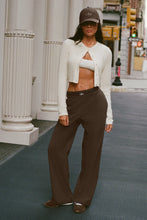 Cargar imagen en el visor de la galería, Alo yoga Suit Up Trouser espresso
