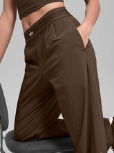 Cargar imagen en el visor de la galería, Alo yoga Suit Up Trouser espresso

