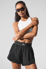 Cargar imagen en el visor de la galería, Alo yoga Match Point Short black

