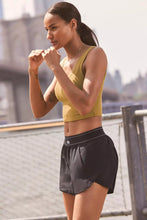 Cargar imagen en el visor de la galería, Alo yoga Match Point Short black

