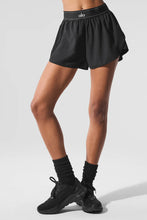 Cargar imagen en el visor de la galería, Alo yoga Match Point Short black
