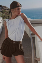 Cargar imagen en el visor de la galería, Alo yoga Match Point Short espresso
